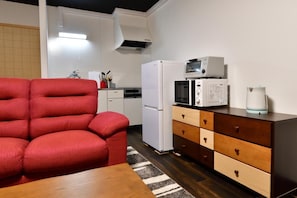 Casa (Private Vacation, 1F) | Sala de estar | TV de tela plana 50 polegadas com canais digitais, TV