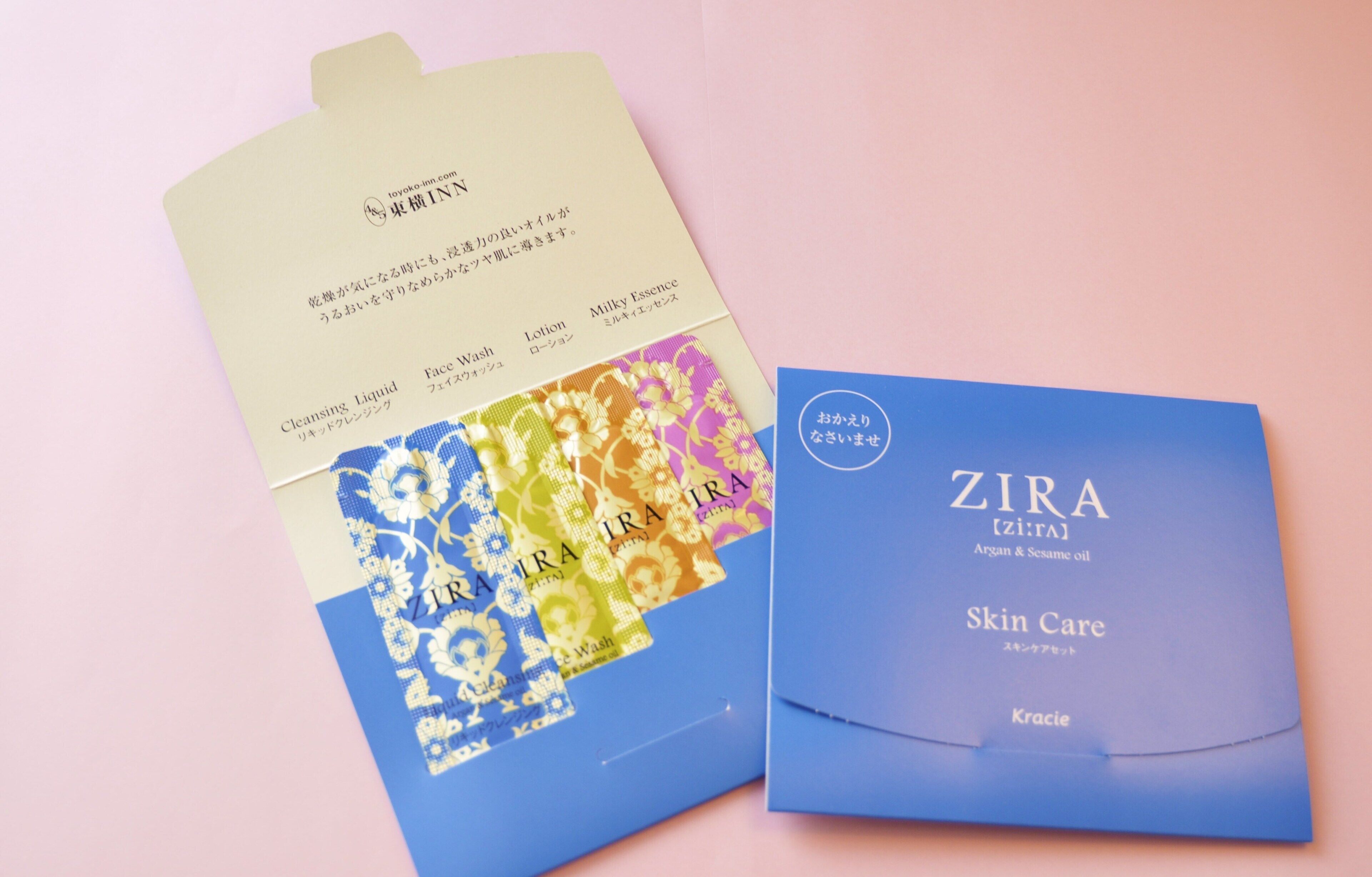 Un paquete de cuidado de la piel ZIRA azul con etiqueta y un folleto con motivos florales.
