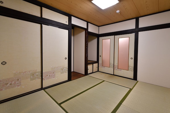 Casa (Private Vacation, 2F) | Wi-Fi de cortesia, roupa de cama