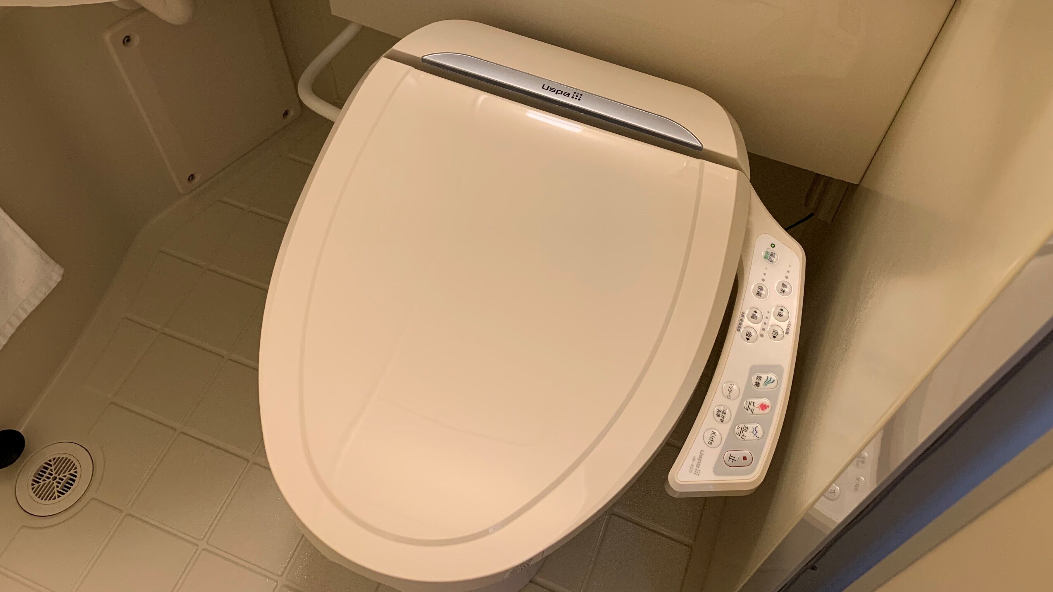 combined shower/bathtub, deep-soaking bathtub, free toiletries