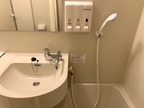 シャワー付き浴槽、深めの浴槽、バスアメニティ (無料)、ヘアドライヤー