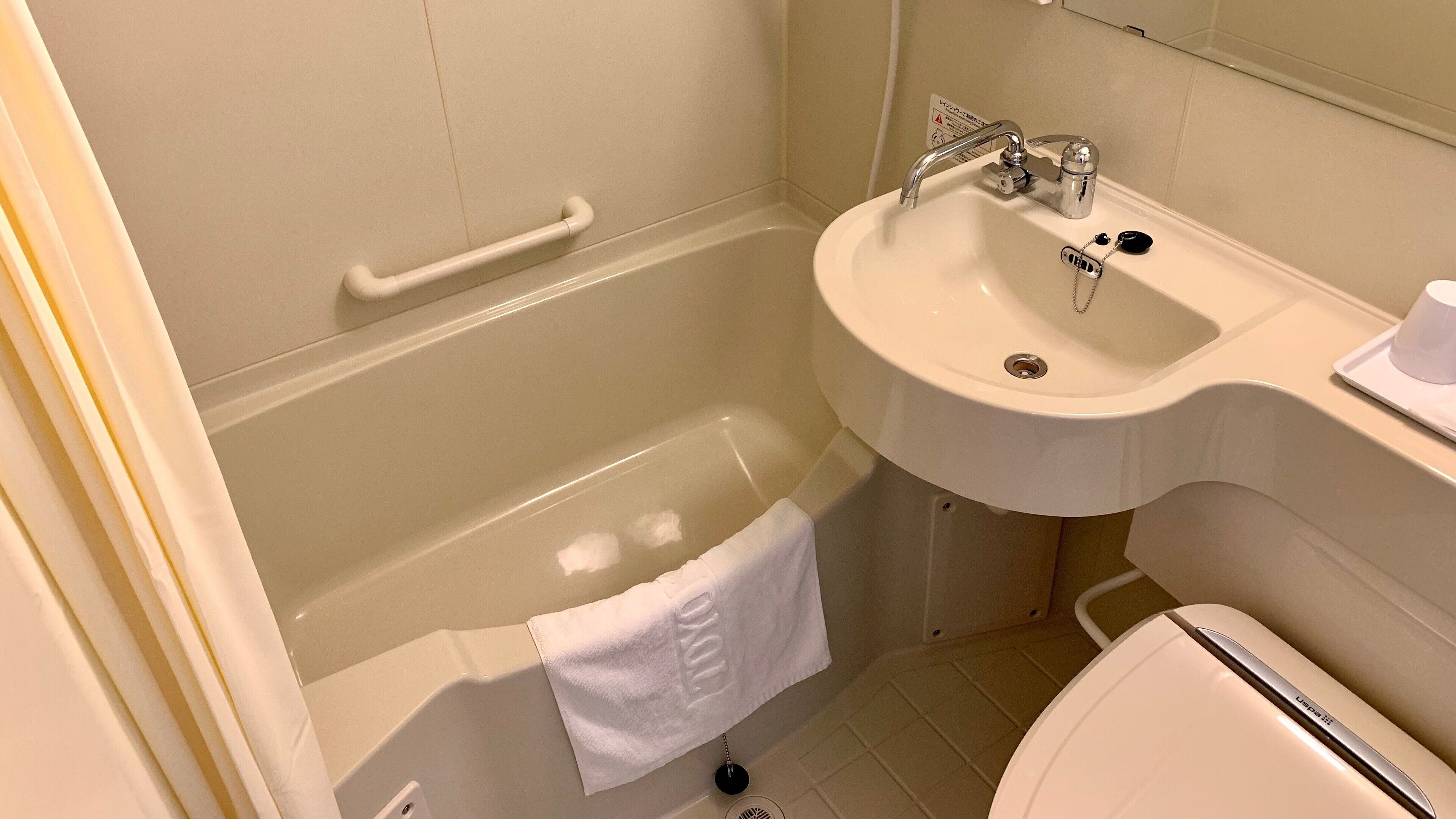 combined shower/bathtub, deep-soaking bathtub, free toiletries