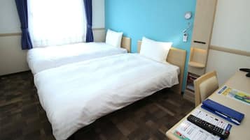 Escritorio, cortinas blackout y tabla de planchar con plancha
