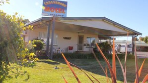 Un motel avec un panneau indiquant qu’il y a des chambres disponibles.