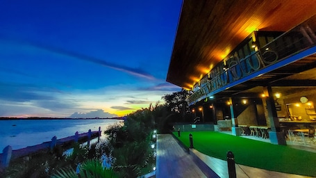 Breakfast, lunch, dinner served; Thai cuisine