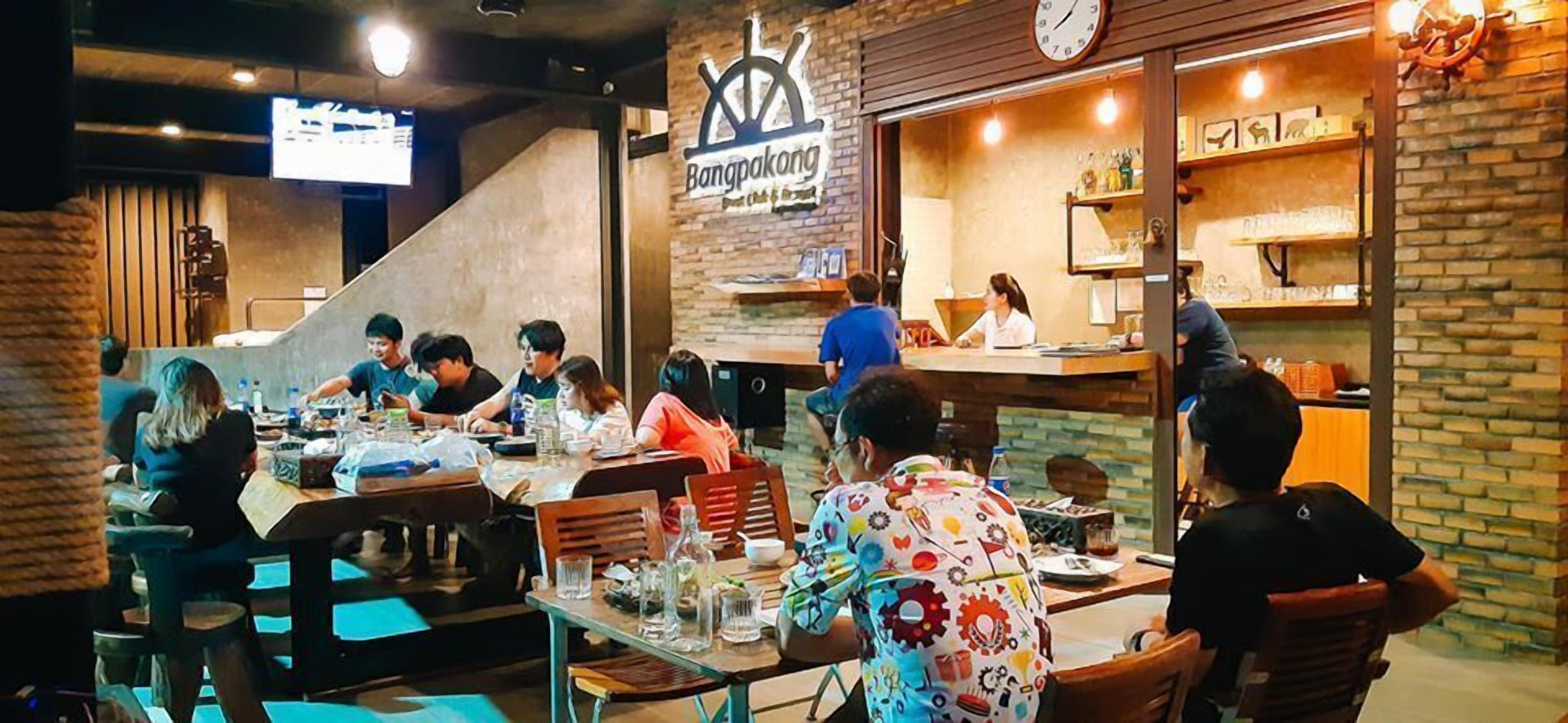 Phục vụ bữa sáng, bữa trưa và bữa tối 