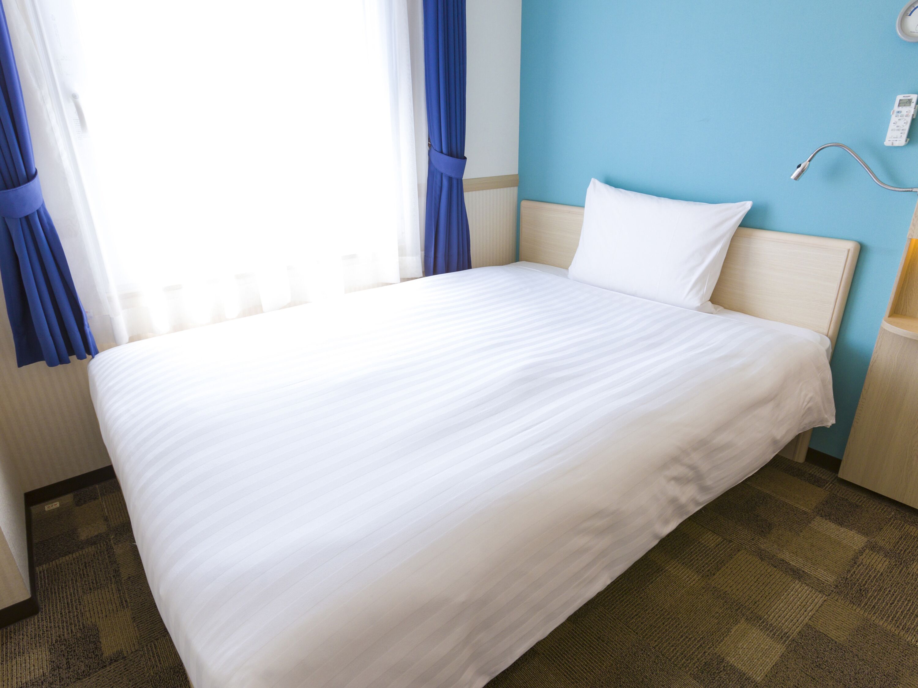 desk, wifi, bed sheets