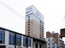 Un edificio de varios pisos con un letrero de Toyoko Inn.