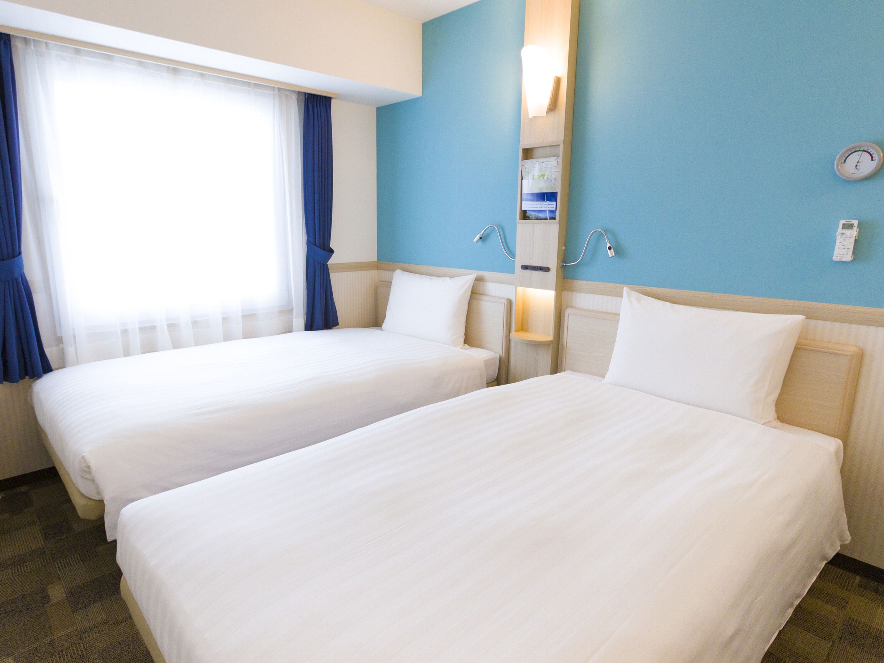 twin room, non smoking | desk, free wired internet, bed sheets