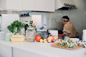 Geladeira, micro-ondas em uma área comum