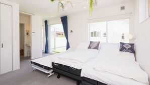 Un dormitorio moderno con cama, ventana y vista al exterior.