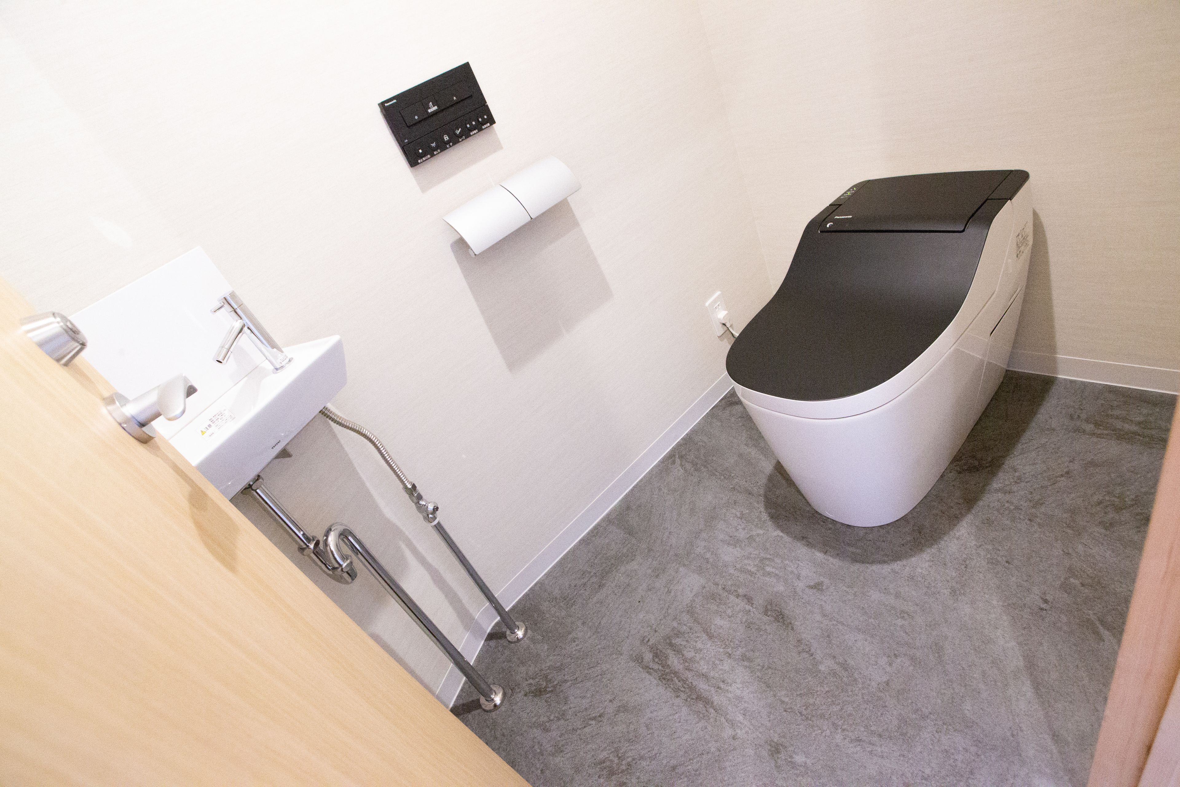 combined shower/bathtub, free toiletries, hair dryer, slippers