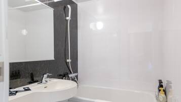 Ensemble douche/baignoire, articles de toilette gratuits, sèche-cheveux