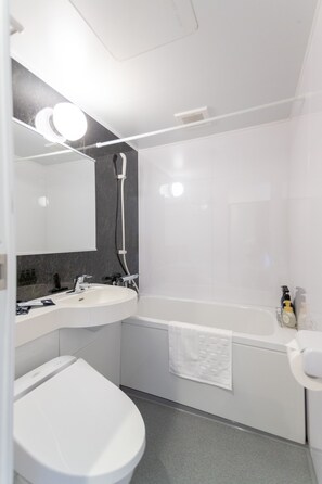 Combined shower/bathtub, free toiletries, hair dryer, slippers