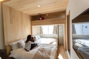 Leilighet, ikke-røyk (2 Double Beds with Sofa bed) | Skrivebord, blendingsgardiner og wi-fi (inkludert)