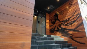 Uma escada com parede de madeira e um mural.