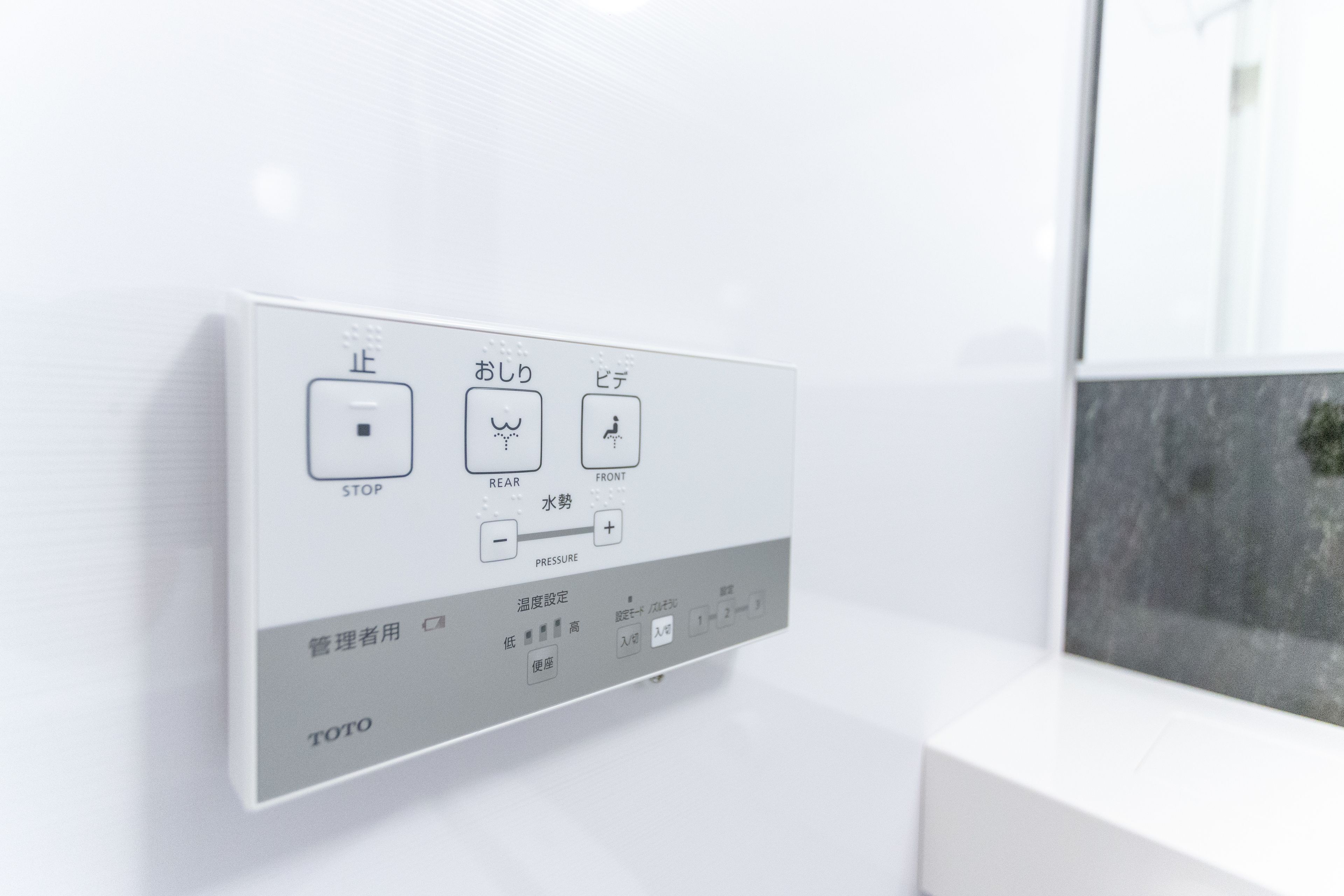 combined shower/bathtub, free toiletries, hair dryer, slippers