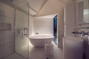 Tina, amenidades de baño ecológicas, secadora de cabello, toallas 