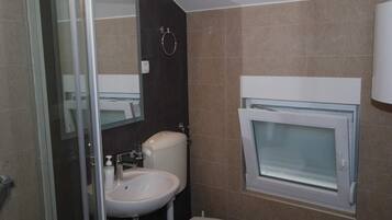 Douche, sĂšche-cheveux, serviettes fournies, savon