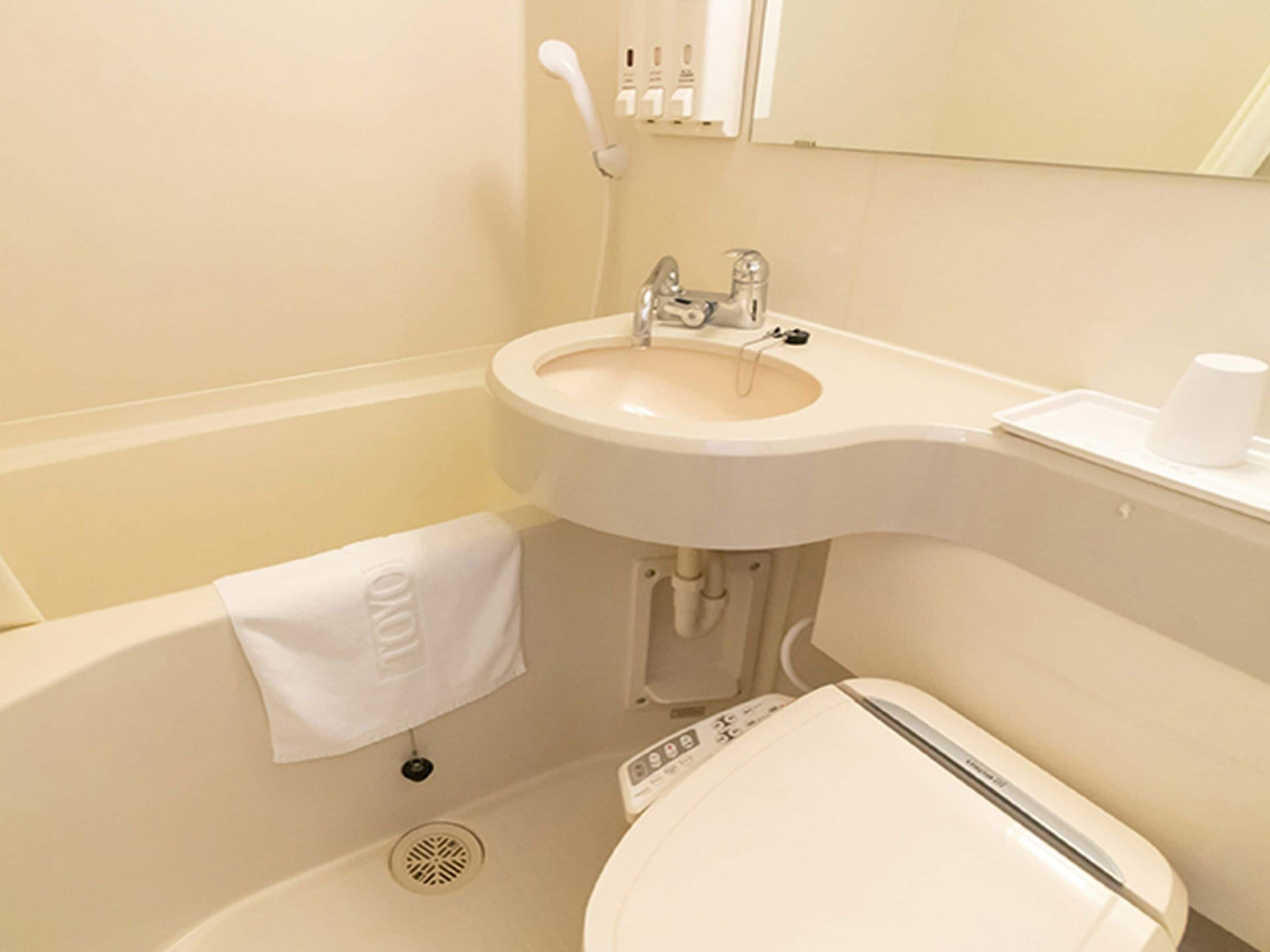 combined shower/bathtub, hair dryer, bathrobes, slippers