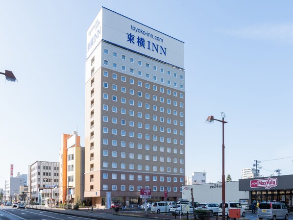 A tall hotel building with a sign for Toyoko Inn. - Toyoko Inn Shizuoka Shimizu Ekimae (Shizuoka)