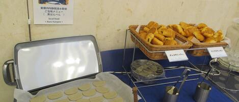Una vitrina de pastelería con pasteles y galletas.