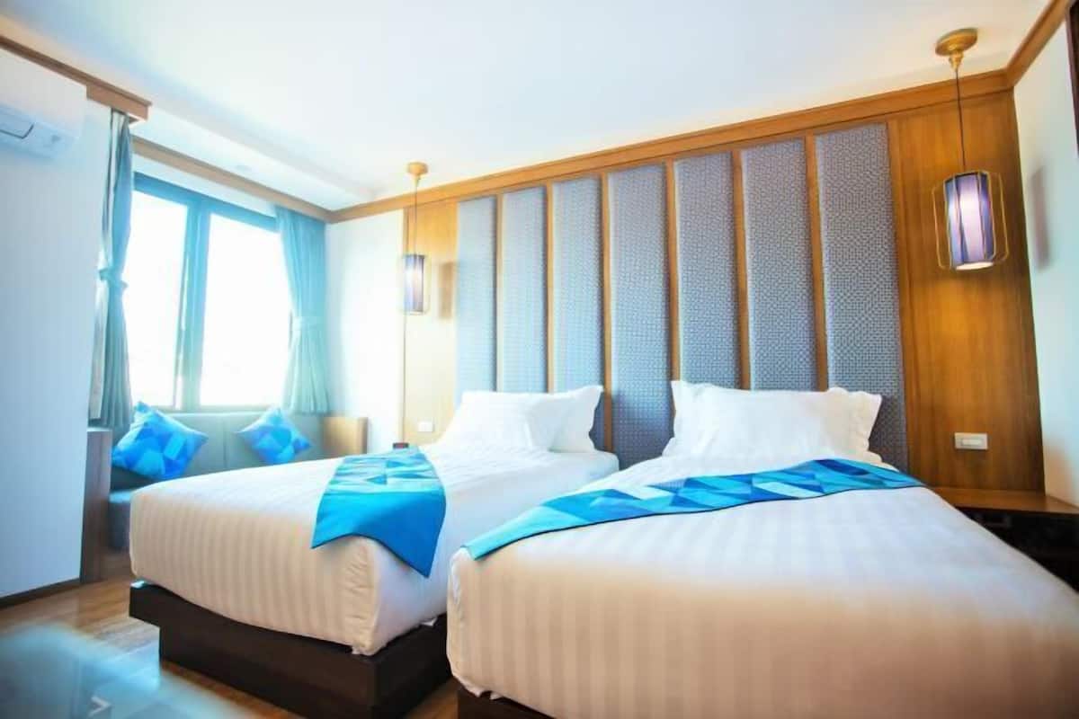 Brankas, meja kerja, Wi-Fi gratis, dan seprai linen
