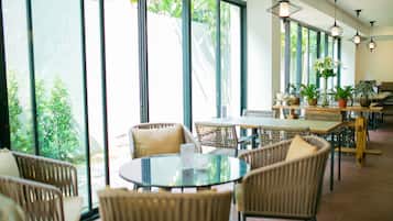 Breakfast, lunch, dinner served; Thai cuisine