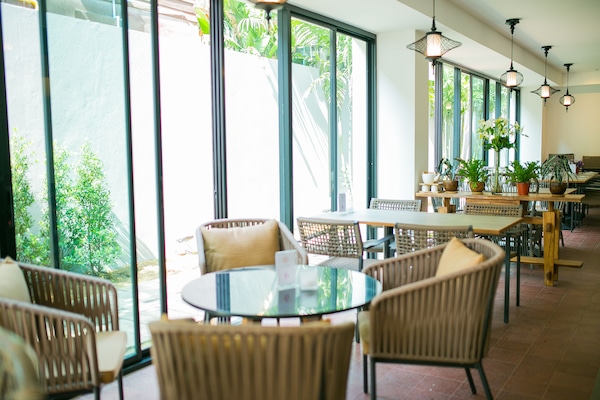 Breakfast, lunch, dinner served; Thai cuisine