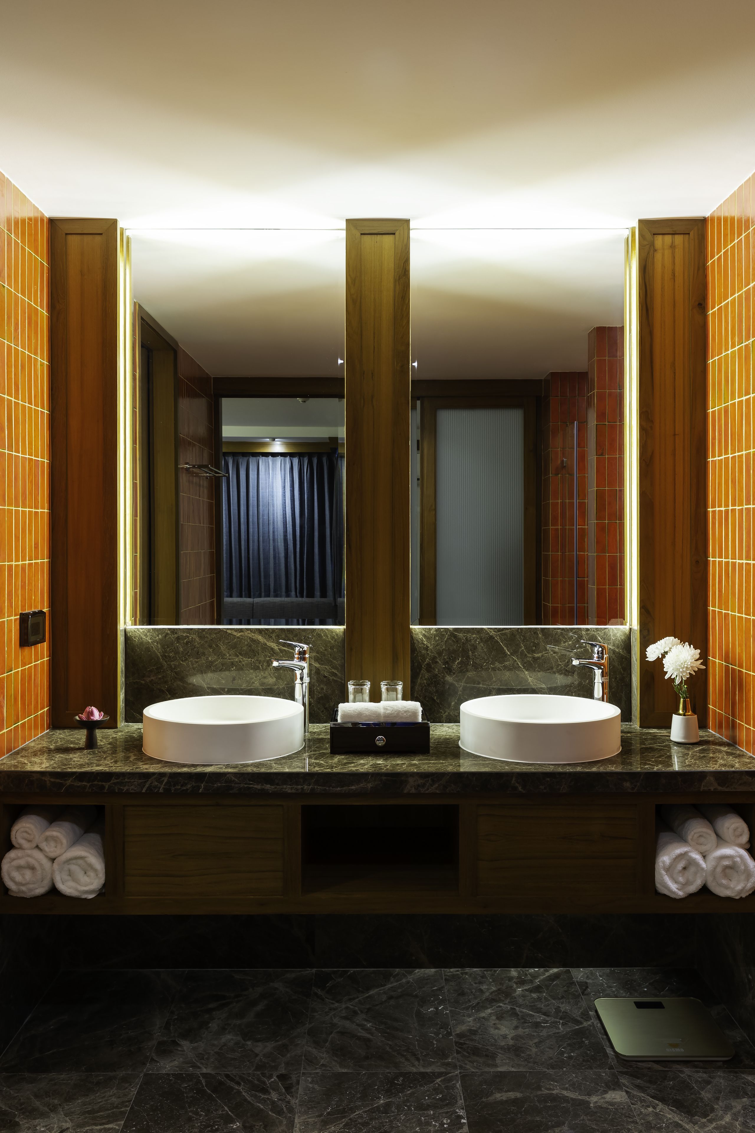 suite | bathroom sink