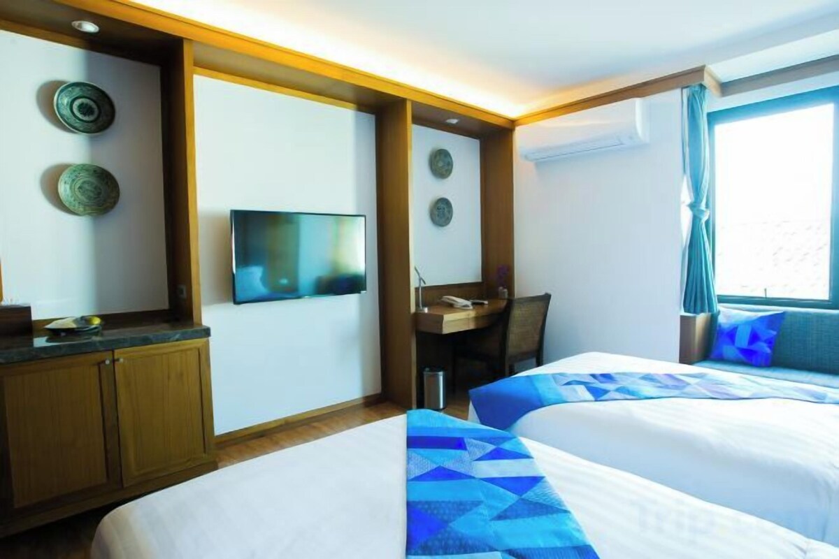 In-room safe, desk, WiFi (free), bed sheets