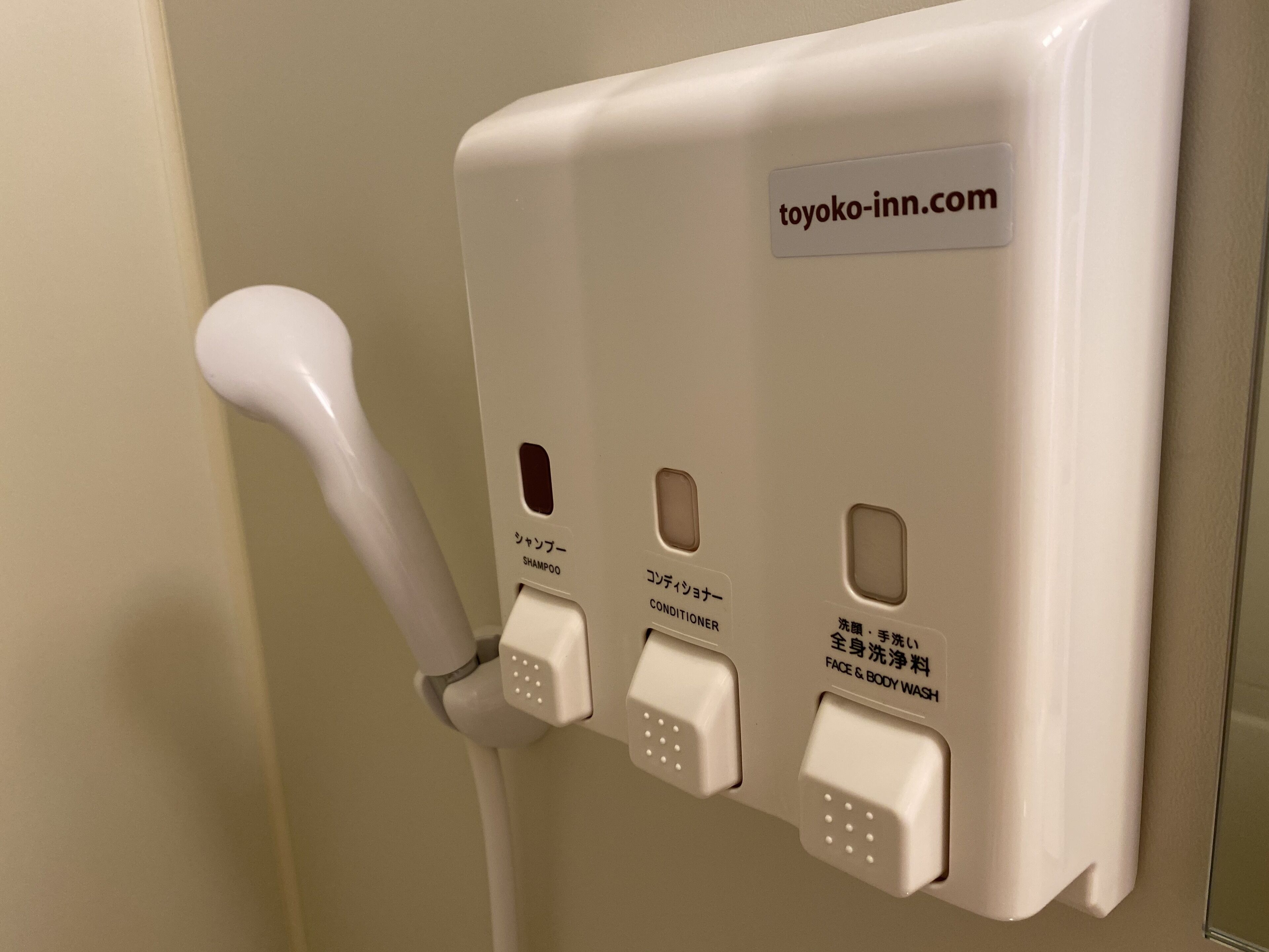 combined shower/bathtub, deep-soaking bathtub, free toiletries