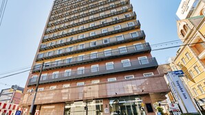 Un edificio de varios pisos con un letrero llamativo del hotel 'Toyoko Inn'.
