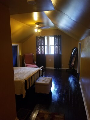 3 bedrooms, desk, free WiFi, bed sheets