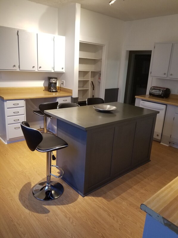 Dining - Relax Inn this Knotty & Nice entire Home (Evansville)