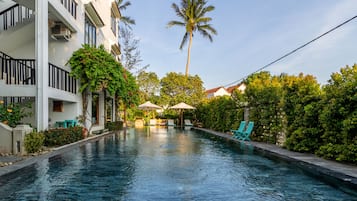 Kolam renang terbuka, dibuka dari pukul 8:00 hingga 22:30, payung kolam