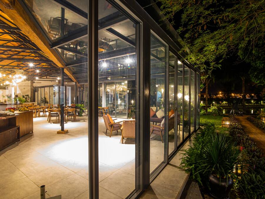 Frokost, lunsj og middag serveres, lokale og internasjonale retter