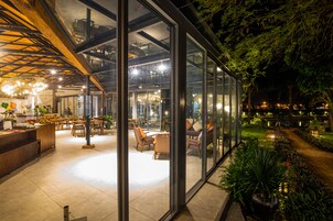 Breakfast, lunch, dinner served; local and international cuisine 