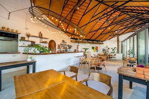 Der serveres morgenmad, frokost og lokale og internationale retter