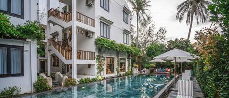 Piscine extérieure, accÚs possible de 8 h à 22 h 30, parasols