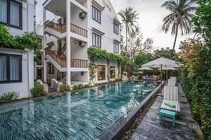 Udendørs pool, åben fra kl. 08.00 til kl. 22.30, parasoller, liggestole