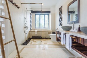Deluxe Suite, 1 King Bed, Garden View | Bathroom | Combined shower/tub, deep soaking tub, rainfall showerhead - Tra Que Mansion (Da Nang)