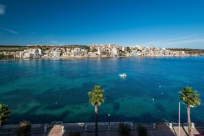 Beach - Blue Harbour 1 – Seafront Holiday 2-bedroom Apartment with terrace St Paul’s Bay (San Pawl il-Bahar)