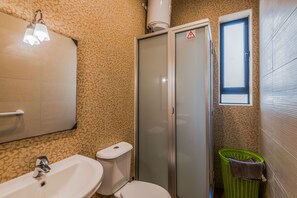 Shower, hair dryer, towels - Blue Harbour 1 – Seafront Holiday 2-bedroom Apartment with terrace St Paul’s Bay (San Pawl il-Bahar)