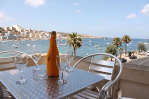 Outdoor dining - Blue Harbour 1 – Seafront Holiday 2-bedroom Apartment with terrace St Paul’s Bay (San Pawl il-Bahar)