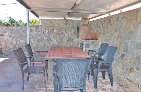 Unclassified image, 1 of 19, button