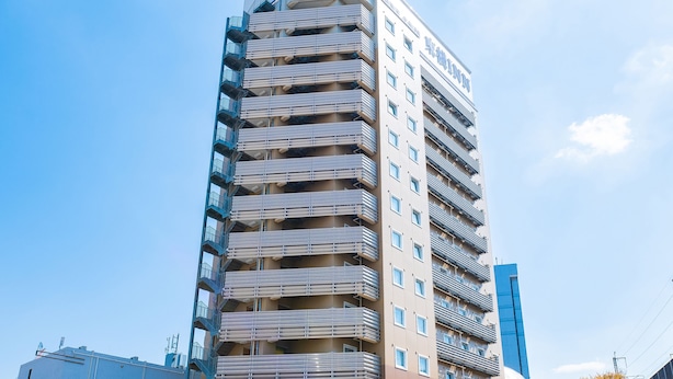 A tall hotel building with multiple balconies and a clear sky. - Toyoko Inn Tokyo Keihin Tohoku Line Oji Station Kita (Tokyo)