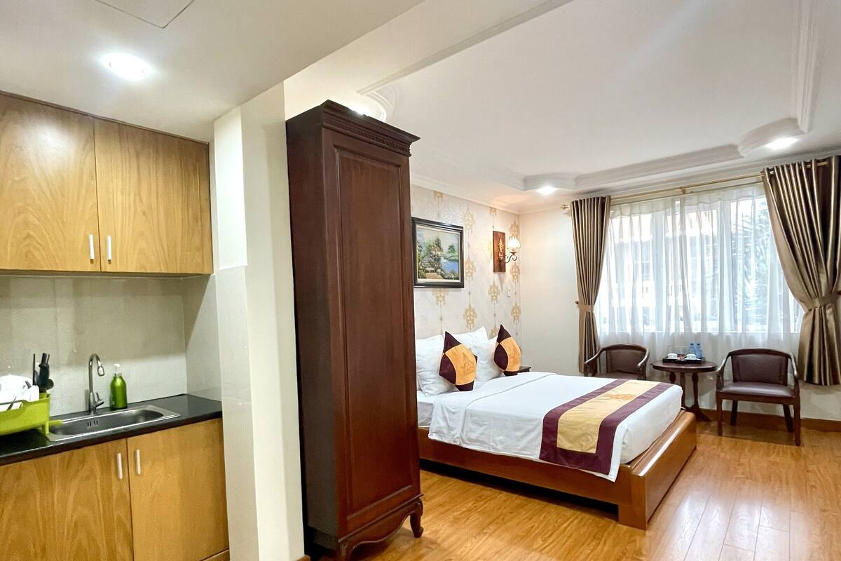 Premier Family Apartment | In-room safe, desk, laptop workspace, blackout curtains