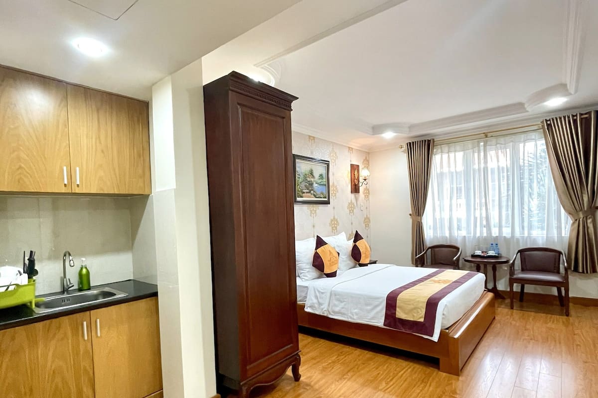 Departamento Premier, cocineta, vista al jardín (Premier) | Caja de seguridad en la habitación y escritorio