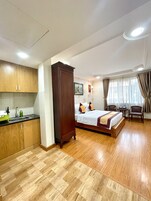 Premier Family Apartment | In-room safe, desk, laptop workspace, blackout drapes